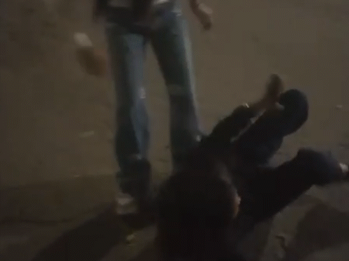 बॉयफ्रेंड के लिए हाईवे पर भिड़ीं 2 लड़कियां, VIDEO: कानपुर में बाल पकड़कर पटका, फिर घसीटा; 11 थप्पड़ मारकर बोली-तू उसे बाबू कहेगी - Kanpur News