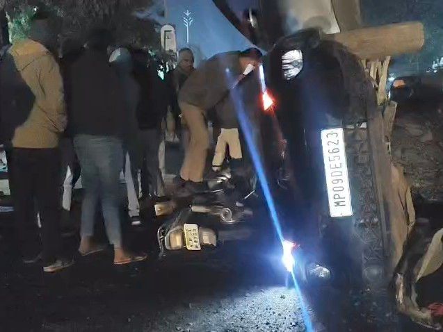 Police car hits bike in Neemuch