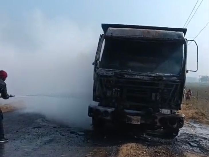 Fire in a dumper full of soil in Datia | दतिया में मिट्टी से भरे डंपर ...