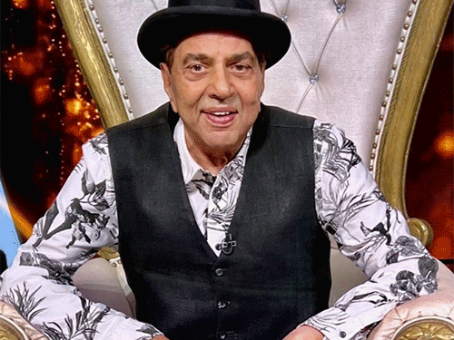 पिता की शर्ट पहन इक्कीस की स्क्रीनिंग में पहुंचे बॉबी:सलमान खान के बर्थडे में भी धर्मेंद्र की पुरानी कमीज में पहुंचे थे एक्टर