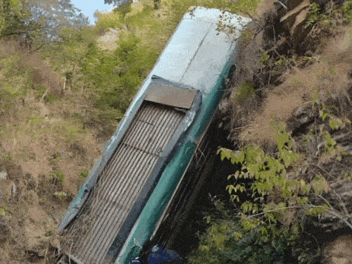 Uttarakhand Bus Accident Photos Update; Almora SDRF Rescue | Bhikiyasain News | अल्मोड़ा में खाई में गिरी बस, 7 की मौत: 11 की हालत गंभीर, SDRF की टीम रेस्क्यू में जुटी; गंभीर घायलों को रामनगर लाया जा रहा – Nainital News