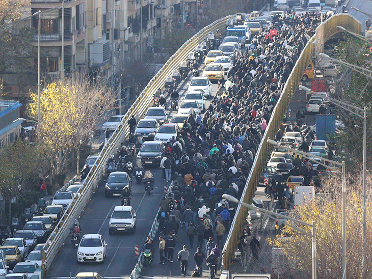 Thousands take to the streets in Iran to protest inflation | ईरान में महंगाई के खिलाफ सड़कों पर उतरे हजारों लोग: तीन साल में सबसे बड़ा प्रदर्शन, सेंट्रल बैंक के प्रमुख ने दिया इस्तीफा