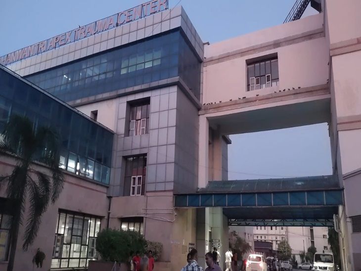 रोहतक में कार-ट्रक की टक्कर:दिल्ली के युवक की मौत, पेपर देने झज्जर जा रहे थे, अचानक ब्रेक लगाने से हादसा- INA NEWS