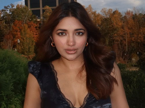 जिया शंकर और अभिषेक मलहान की सगाई की खबरें झूठी:एक्ट्रेस ने मिस्ट्री मैन के साथ रिश्ता किया कंफर्म, गाल पर किस करता नजर आया शख्स