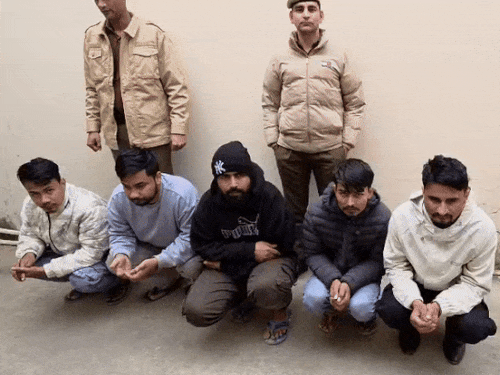 Gurugram Police Bust International Cyber Fraud Racket: 5 Arrested Including 4 Nepalese in WhatsApp Stock Investment Scam | गुरुग्राम में ठग गिरोह का भंडाफोड़, 5 गिरफ्तार: 4 नेपाल के रहने वाले, फर्जी ऐप पर कराते थे ट्रेडिंग, 7 मोबाइल-20 ATM कार्ड बरामद – gurugram News