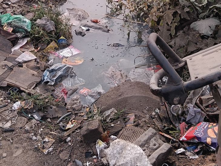 सोहनपुर मार्केट में गंदगी का अंबार: खुले नाले से ग्रामीण परेशान, बीमारियों का खतरा बढ़ा - Inguri Saray(Bhatpar rani) News