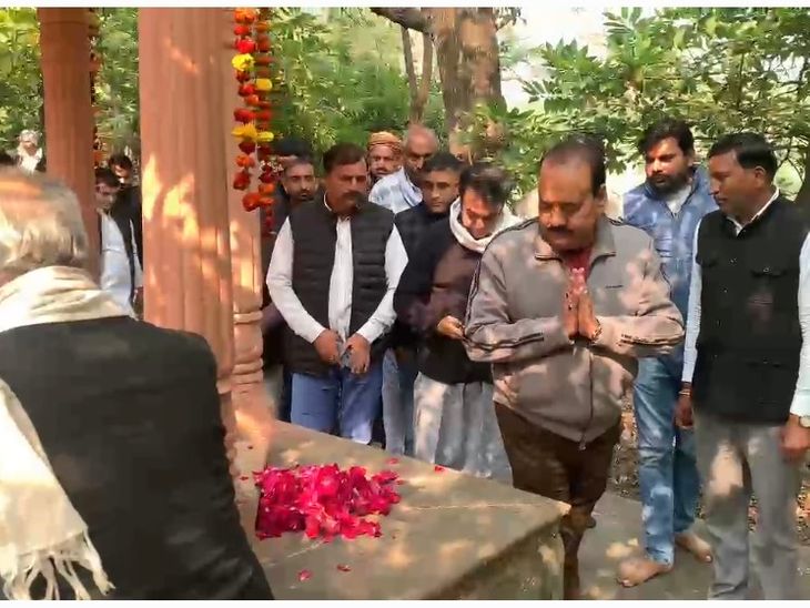 Niwari celebrated the birth anniversary of former minister Rathore.