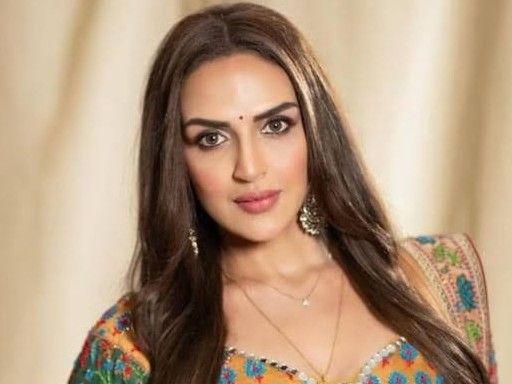 नए साल पर ईशा को आई पिता धर्मेंद्र की याद:'लव यू पापा' लिख आसमान की ओर इशारा किया, बॉबी देओल ने हार्ट इमोजी से रिएक्ट किया