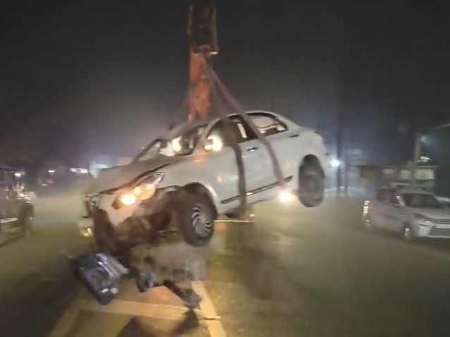 A speeding car collided with a divider in Sakra.