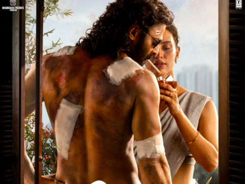 प्रभास-तृप्ति डिमरी स्टारर 'स्पिरिट' का फर्स्ट लुक रिवील:नए साल पर संदीप रेड्डी वांगा का फैंस को तोहफा, इंटेंस लुक में नजर आए दोनों एक्टर