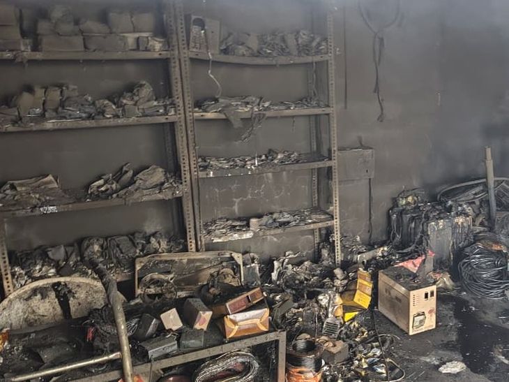 A shop caught fire due to a short circuit in Mirzapur.