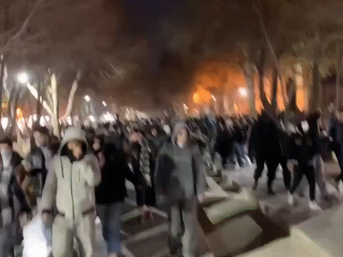 Thousands of GenZ take to the streets in Iran to protest inflation | ईरान में महंगाई के खिलाफ सड़कों पर उतरे हजारों GenZ: सरकारी इमारत में तोड़फोड़ की, राजशाही वापस लाने की मांग; 3 लोग मारे गए