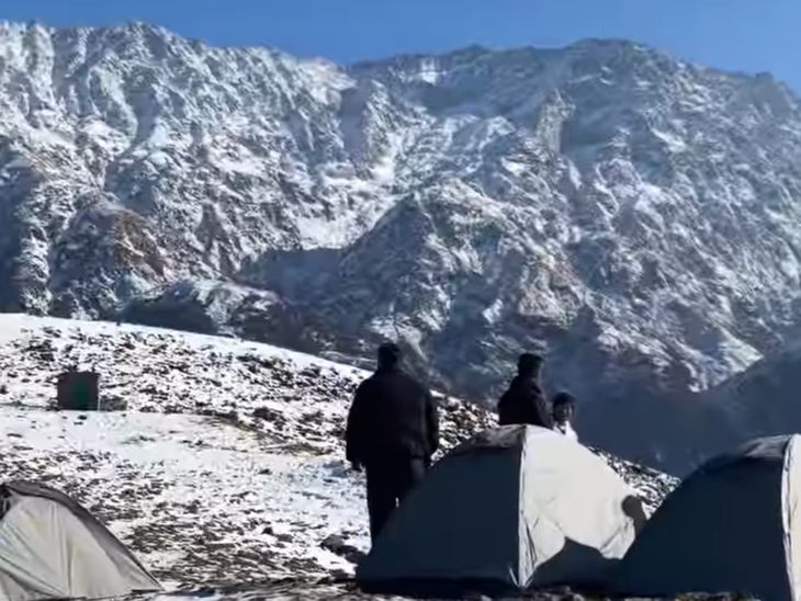 दिल्ली के 4 टूरिस्ट त्रियुंड में रास्ता भटके:भागसूनाग के पास घने जंगल में फंसे, पुलिस ने 4 घंटे चले रेस्क्यू चलाया, सुरक्षित निकाले गए- INA NEWS