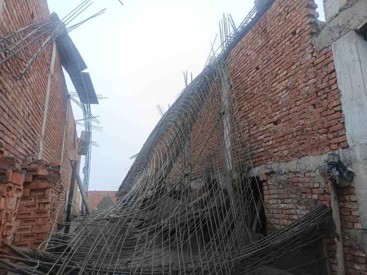 The lintel of a hotel under construction on Partapur bypass collapsed.