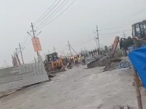 Magh Mela begins today on the sands of Sangam Prayagraj Live Photo Video  Update | प्रयागराज माघ मेले के पहले दिन बही पुलिया: 31 लाख श्रद्धालुओं ने  लगाई डुबकी, किन्नरों ने त्रिशूल