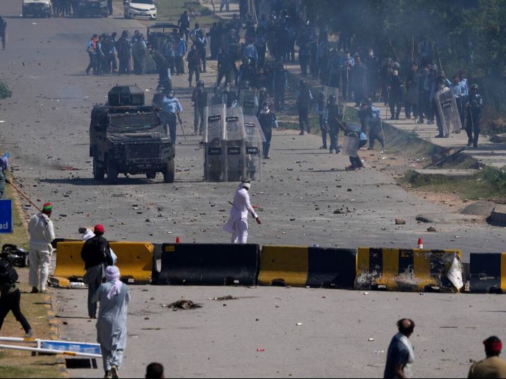 पाकिस्तान में 7 इमरान समर्थकों को आजीवन कारावास की सजा:जर्नलिस्ट और सेना अधिकारी शामिल; पूर्व PM की गिरफ्तारी के बाद ऑनलाइन हिंसा भड़काई थी