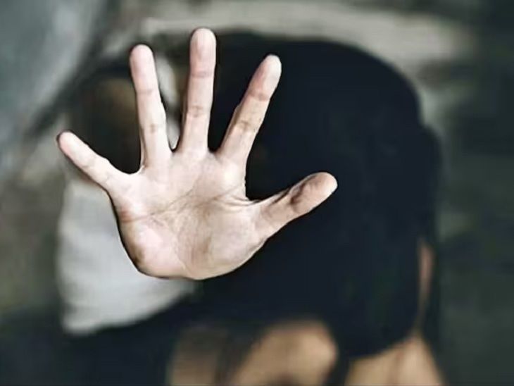 बांग्लादेश में 45 साल की हिंदू विधवा का गैंग रेप:पेड़ से बांधकर पीटा; एक आरोपी गिरफ्तार, बाकी की तलाश जारी