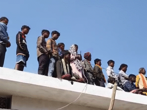 पत्नी से हंसकर बात करने पर पड़ोसी को मार डाला:  पहले पीटा, फिर सिर-चेहरे पर कुल्हाड़ी से वार किए, घर लौटने पर बातचीत करते मिला – Chhattisgarh News