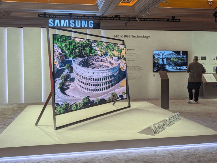 सैमसंग का 130 इंच का 'ग्लेयर फ्री' टीवी: क्या है नई तकनीक? [एआई] Samsung Unveils Massive Micro Tv news image