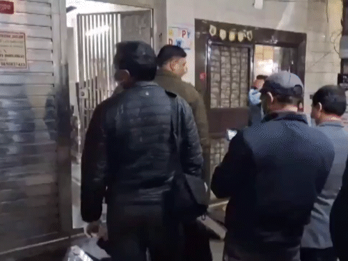 दिल्ली में युवक ने मां और भाई-बहन का मर्डर किया:लड्डू में धतूरे के बीज मिलाकर खिलाए, फिर मफलर से गला घोंटा; थाने में सरेंडर- INA NEWS