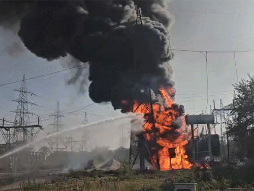 A massive fire broke out in Mopka substation of Bilaspur...VIDEO