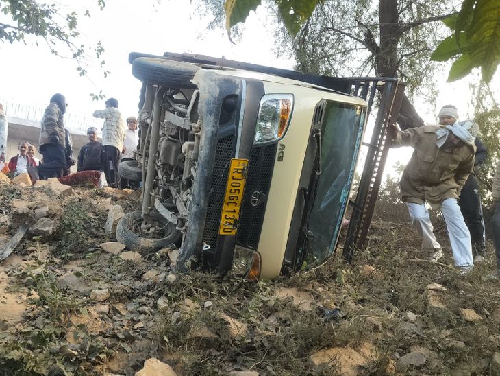 A loading tempo overturned due to the negligence of a drunk driver.