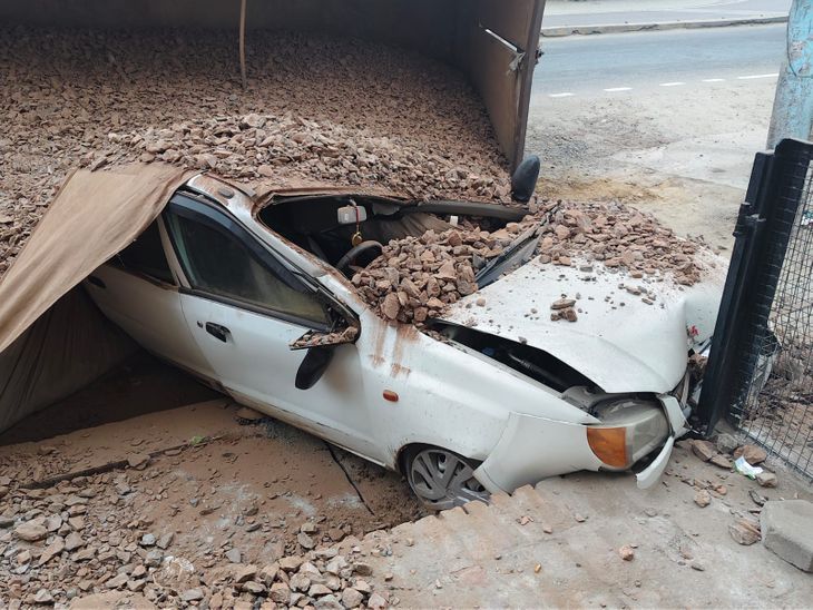 हनुमानगढ़ में ग्रिट से भरा ट्रक पलटा:  जैन हॉस्पिटल के पास कार दबी, बड़ा हादसा टला – Hanumangarh News