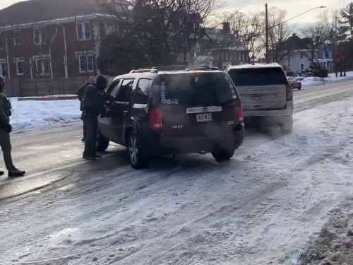 अमेरिकी अधिकारी ने कार सवार महिला को गोली मारी, मौत:वीडियो वायरल, ट्रम्प बोले- यह डरावना, लेकिन अधिकारी का बचाव किया; इलाके में प्रदर्शन शुरू