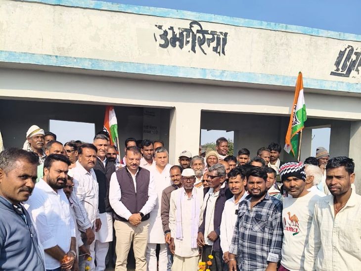 Villagers of Multai met the Leader of the Opposition