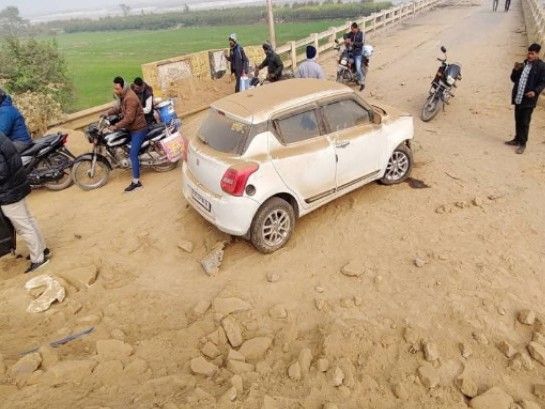 The car collided with a pile of mud on the Tanda bridge.
