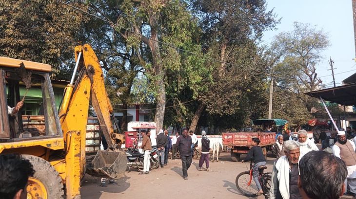 पुराने बस स्टैंड से हटे अवैध कब्जे, दुकानदारों ने खुद हटाईं गुमठियां – Vidisha News