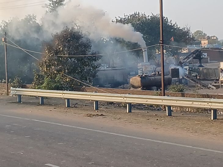 Pollution on NH-39 from the asphalt plant, smoke billowing day and night