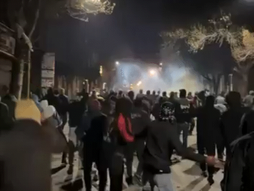 Iran Protests Spread to 100 Cities Over Inflation, Violence Escalates Nationwide | ईरान के 100 शहरों में महंगाई के खिलाफ हिंसक प्रदर्शन: पुलिसकर्मी की चाकू मारकर हत्या, राष्ट्रीय झंडा फाड़ा; इंटरनेट और फोन सर्विस बंद