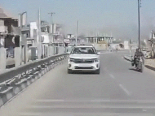 Three cars collide Chandigarh-Manali four lane | Himachal | चंडीगढ़-मनाली फोरलेन पर 3 कारों में टक्कर: डैश कैम में हादसा रिकॉर्ड, नौलखा बाईपास के पास तेज रफ्तार से एक्सीडेंट, यात्री सुरक्षित – Mandi (Himachal Pradesh) News