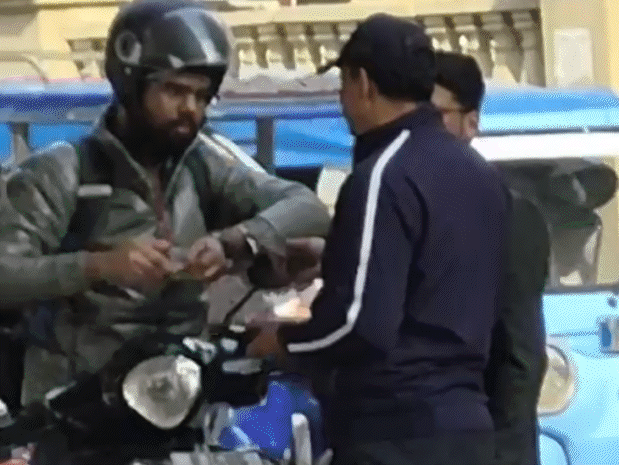 Illegal extortion by two traffic police constables: VIDEO
