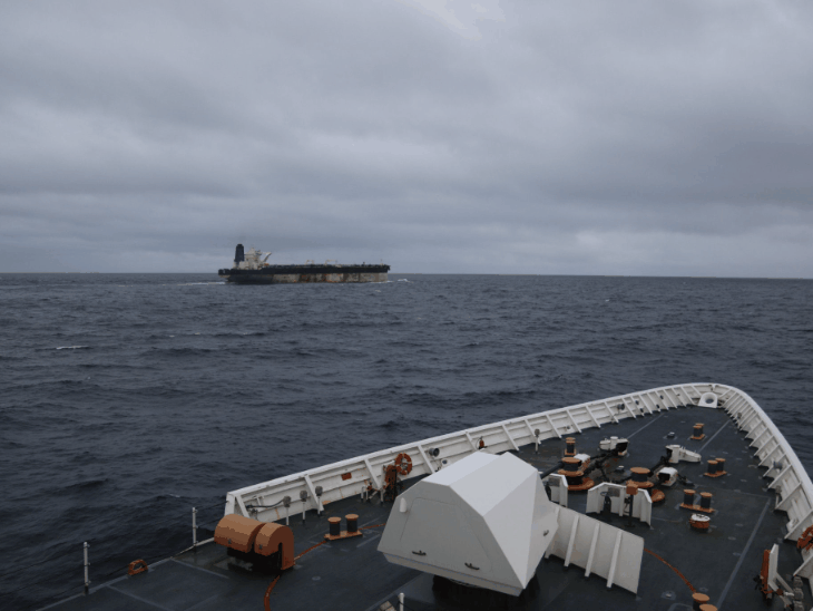 US Seized Russian Oil Tanker Marinera; 2 Russian Citizens Released | Trump Decision | रूस के दबाव के बाद अमेरिका ने 2 नागरिक छोड़े: 3 भारतीय क्रू मेंबर अभी भी कैद में; US ने 3 दिन में तीसरा तेल टैंकर जब्त किया