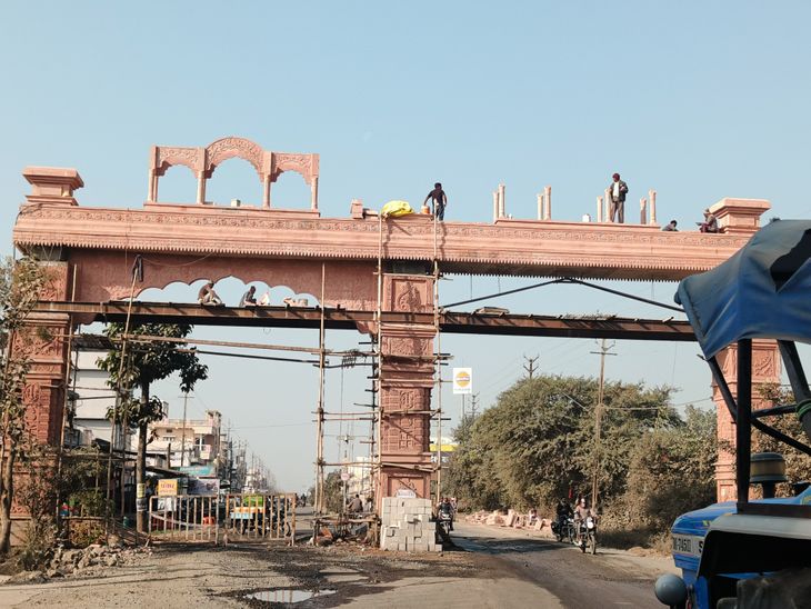 भैरूंदा में स्वागत द्वार निर्माण में सुरक्षा नियमों की अनदेखी – Sehore News