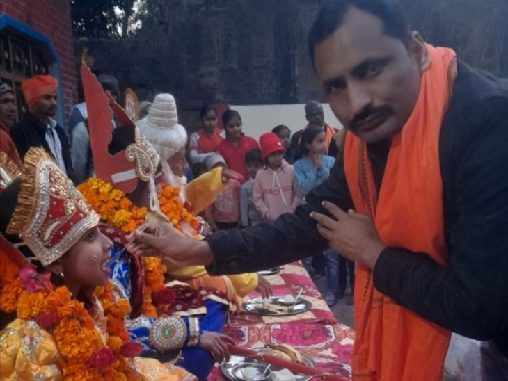 The marriage of Ram and Sita was staged at the Girdhar Baba Mahotsav fair.