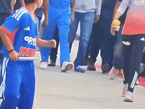 पंचकुला में मिला क्रिकेटर कोहली का हमशक्ल: देखकर खुद विराट भी रह गए हैरान; बल्ले को दिया ऑटोग्राफ, सामने आया मुलाकात का वीडियो पंचकुला न्यूज