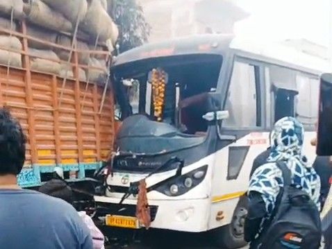 Bus and DCM collide head-on in Gonda