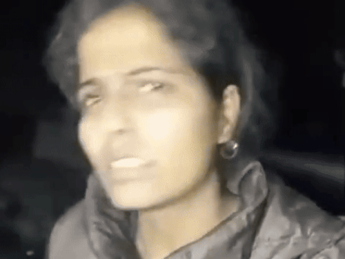 कबाड़ की दुकान में आग, कुर्सी,गद्दी आग में फेंकी:  तस्ले में आग सेक रही थी महिला,बहस के बाद हुआ हादसा,लोगों ने बझुाई आग – Jalandhar News