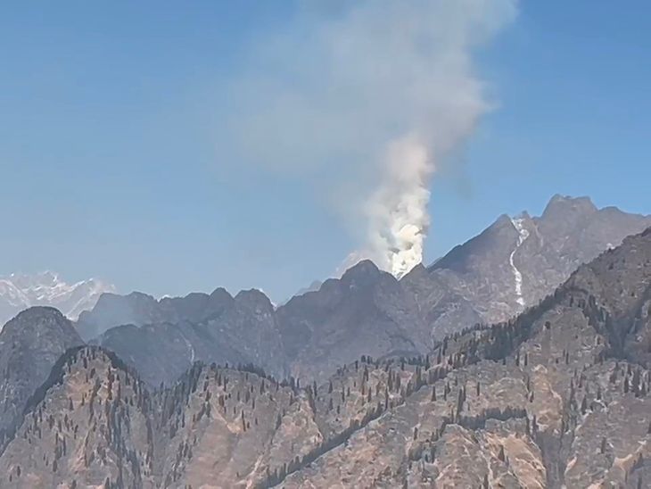 A massive forest fire broke out in Joshimath, Chamoli.