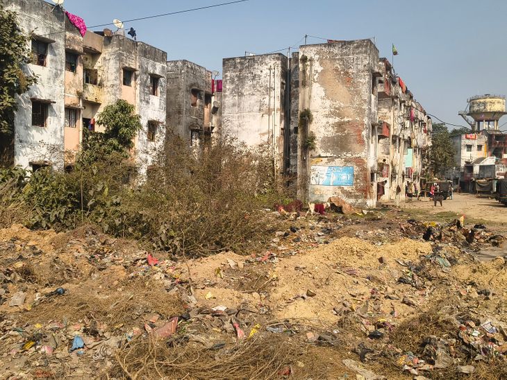 Pile of garbage behind Kanshi Ram Housing Complex | कांशीराम आवास परिसर ...