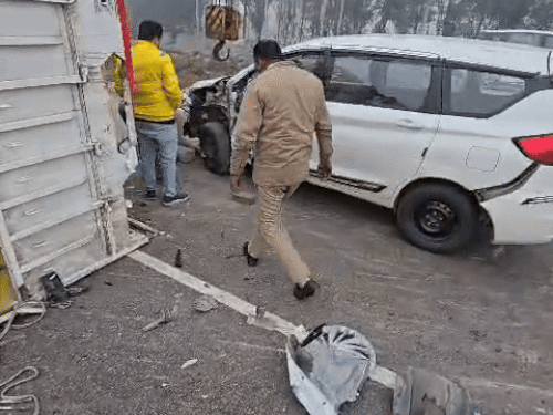 करनाल नेशनल हाईवे पर पलटा केंटर:  पीछे से आई कार टकराई,कोहरे के कारण बिगड़ा संतुलन, हाइड्रा से हटवाएं गए पॉलीथीन रोल – Karnal News
