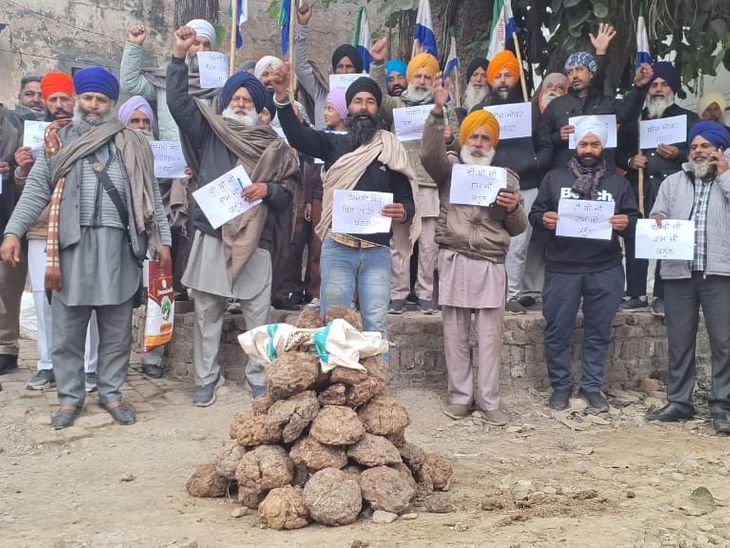 अमृतसर में किसान-मजदूर मोर्चा ने लोहड़ी पर जलाई कॉपियां:  बीज बिल समेत जन-विरोधी कानूनों का विरोध; बोले- रोजगार हो रहा खत्म – Amritsar News