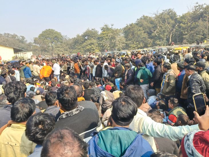 Mathura Auto-E-Rickshaw Drivers Protest Registration Fee & Route Charges