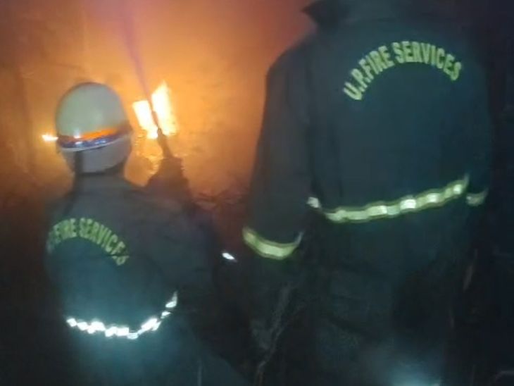 Driver dies in tractor accident in Dhampur | धामपुर में ट्रैक्टर दुर्घटना  में चालक की मौत: हरेवली बैराज रोड पर खाई में गिरा ट्रैक्टर, लगी आग; फायर  ब्रिगेड टीम ...