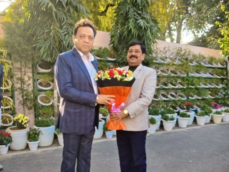 Milkiypur Candidate Surendra Kumar Rawat Meets ACS Sanjay Prasad for ...