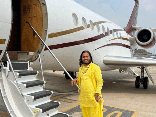 प्रयागराज माघ मेला: 'ग्रेजुएट चाय वाली' से सतुआ बाबा के चार्टर्ड प्लेन तक, धर... Magh Mela Tea Vendor news image