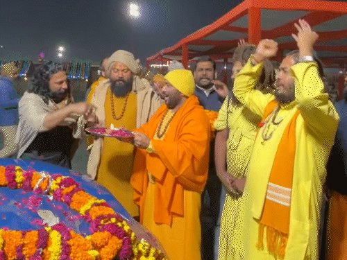 सतुआ बाबा की पोर्शे: आध्यात्मिक गुरु का शाही अंदाज़ उजागर! | धर्म Satuva Baba: Lavish Lifestyle news image